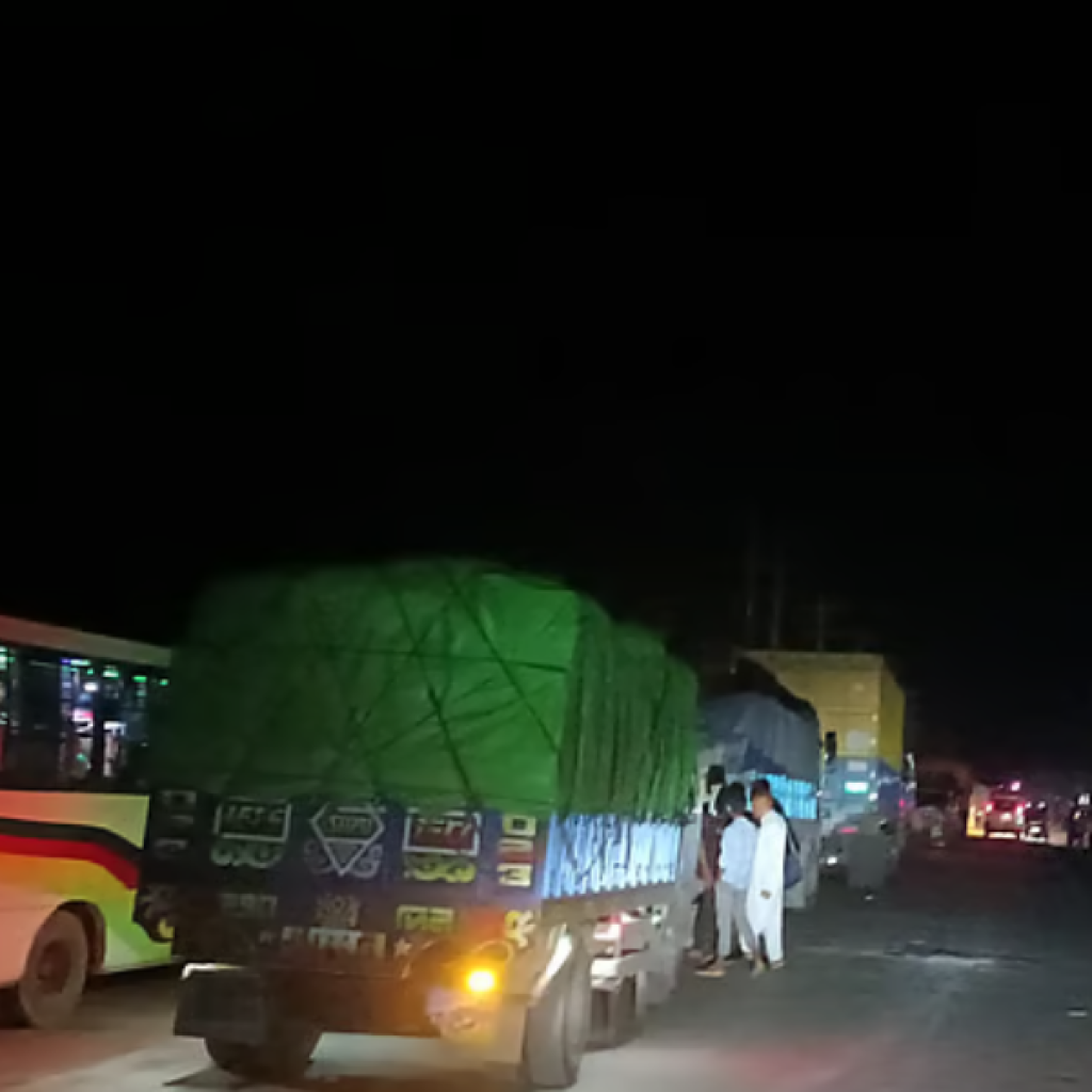 মহাসড়কে প্রবাসীদের গাড়ি নিশানা করে ডাকাতি