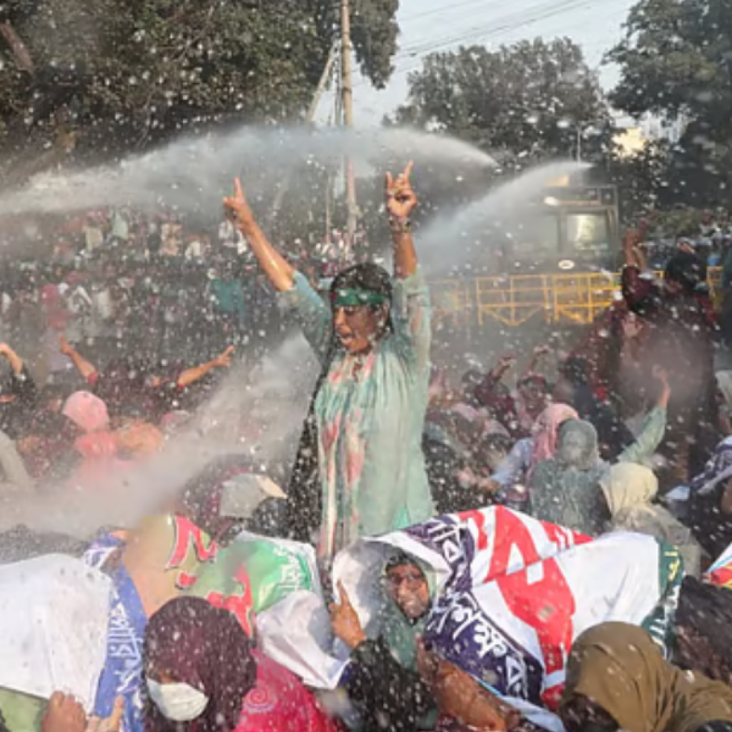 নিয়োগ বঞ্চিতদের ওপর পুলিশের জলকামান