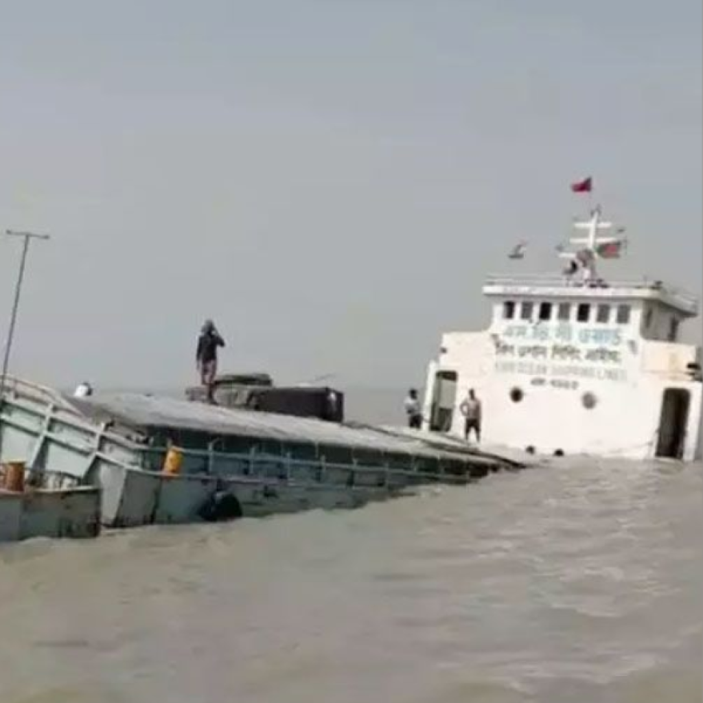Bangladeshi Vessel Sinks in West Bengal’s Muriganga River