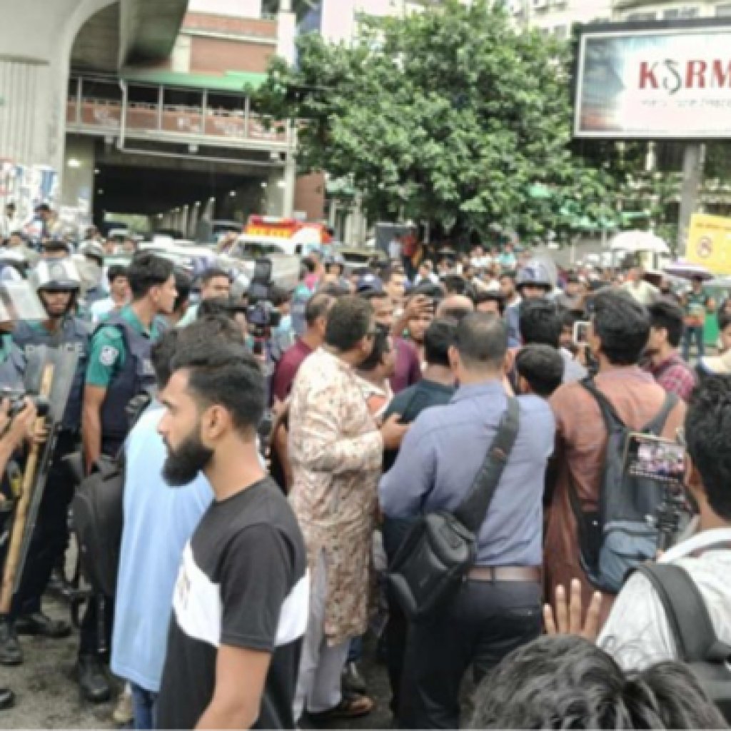 পিএসসি সংস্কারের দাবিতে শাহবাগ অবরোধ