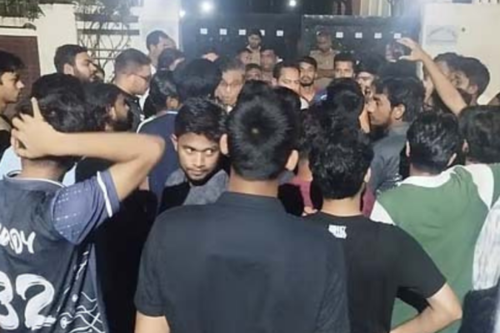 হলে ছাত্ররাজনীতি নিষিদ্ধের দাবিতে ঢাবির পর এবার জাবিতে বিক্ষোভ